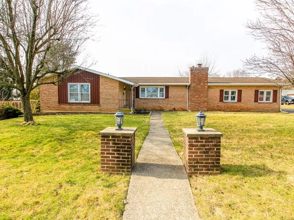 1605 Rosewood Dr, Bethlehem, PA 18017