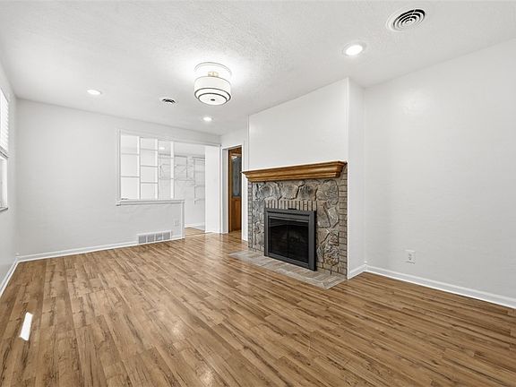 3rd image of 2642 Winchester Dr