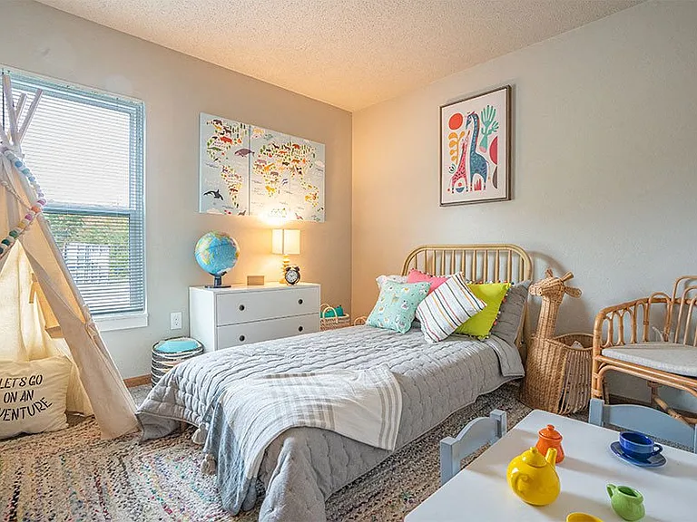 ASPEN BLUFF APARTMENTS — Photo 7