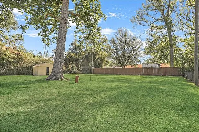 545 Hutchinson St — Photo 14