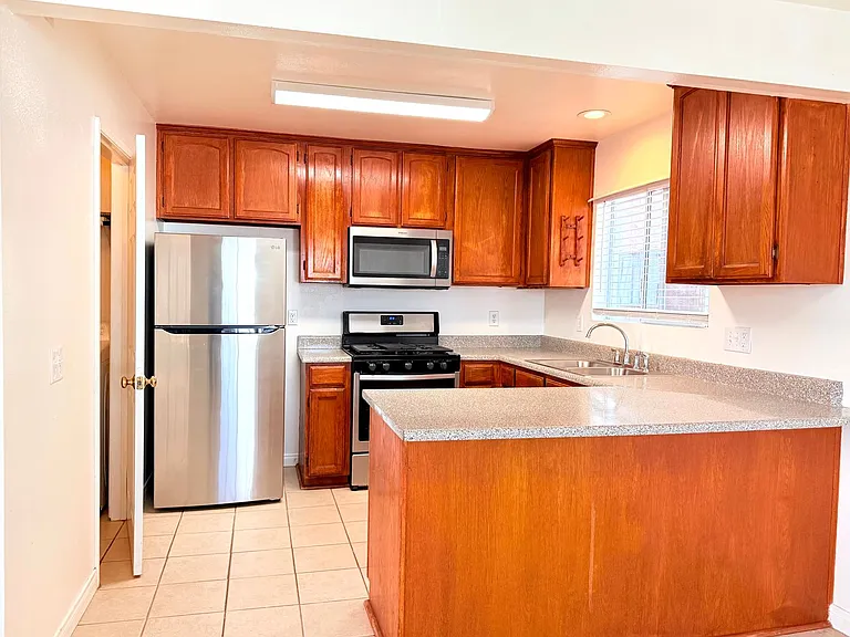 762 W. 21st St. — Photo 7