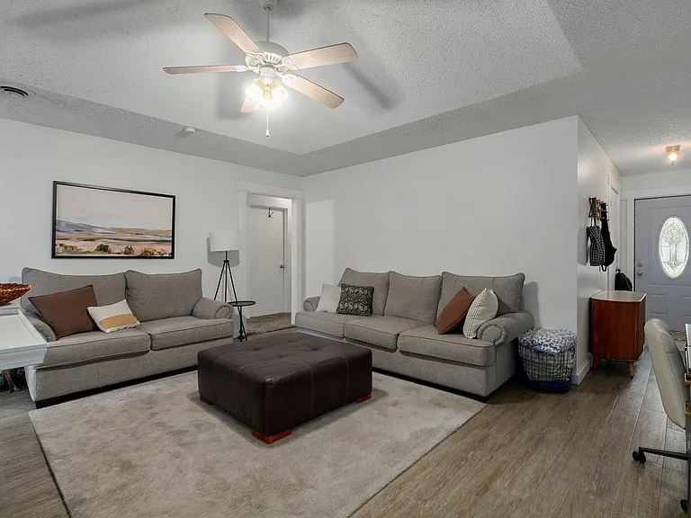 621 W Edgewood St #621 — Photo 3