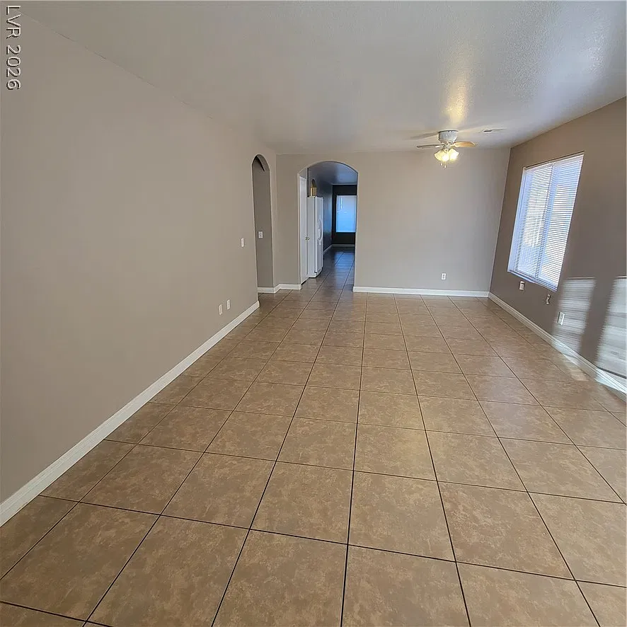 3 bed, 2.0 bath, 1405 sqft, $1,995 — Photo 4