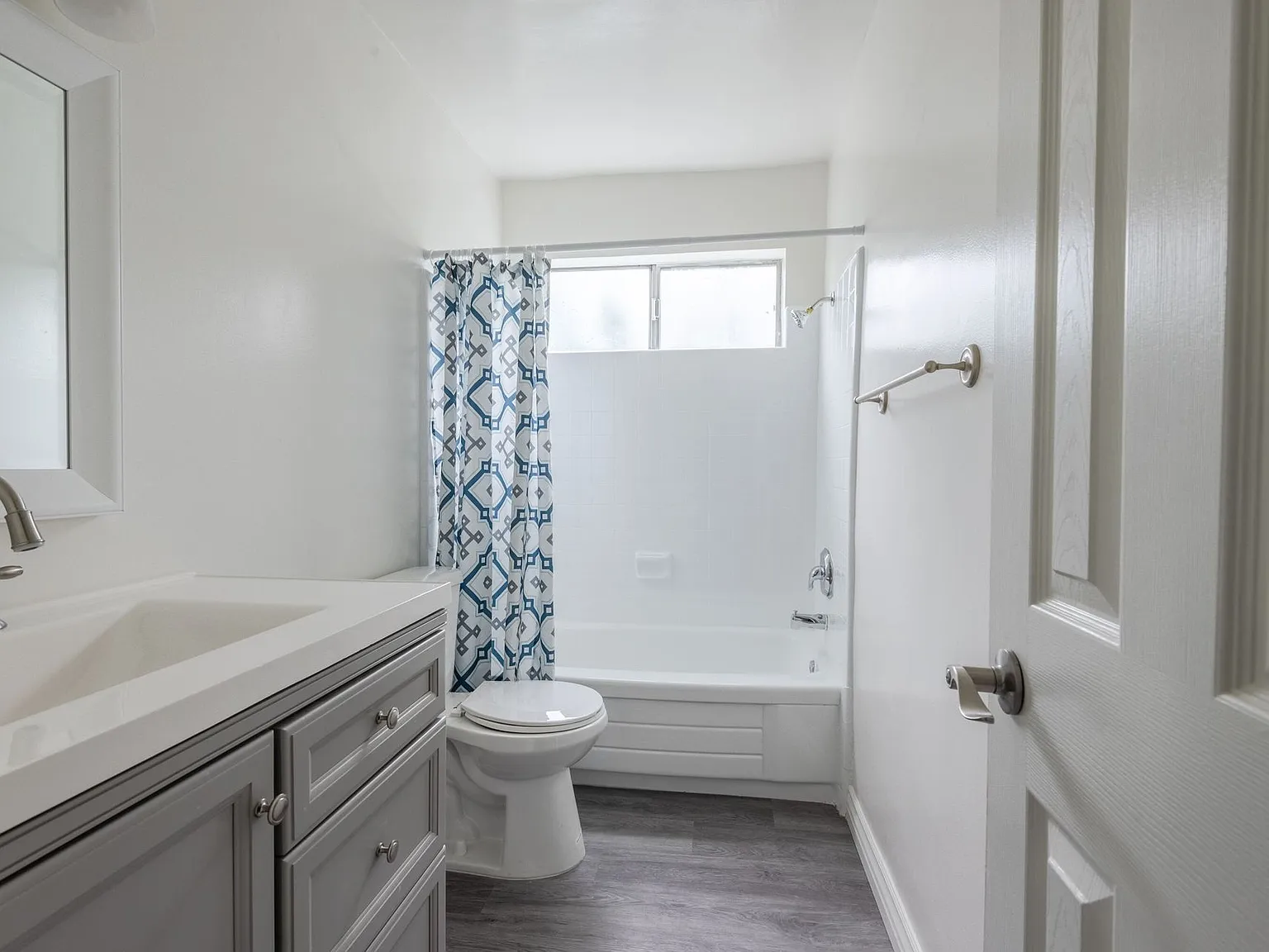 Fountainebleu Apartments — Photo 4