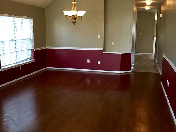 Large open entry and dining area (23x14)