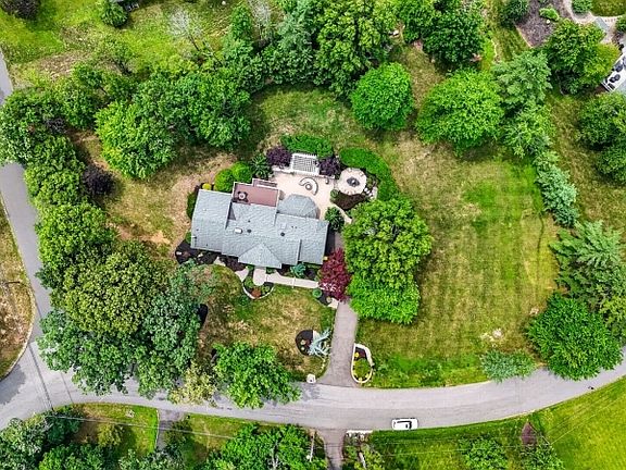 3rd image of 10 Berkshire Dr