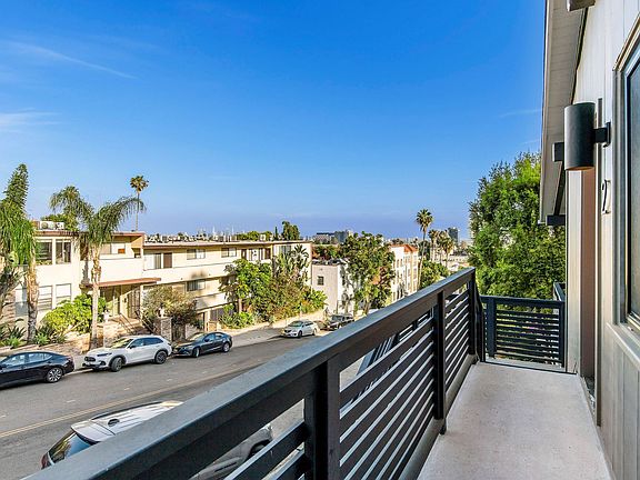 5th image of 2053 N Argyle Ave #2