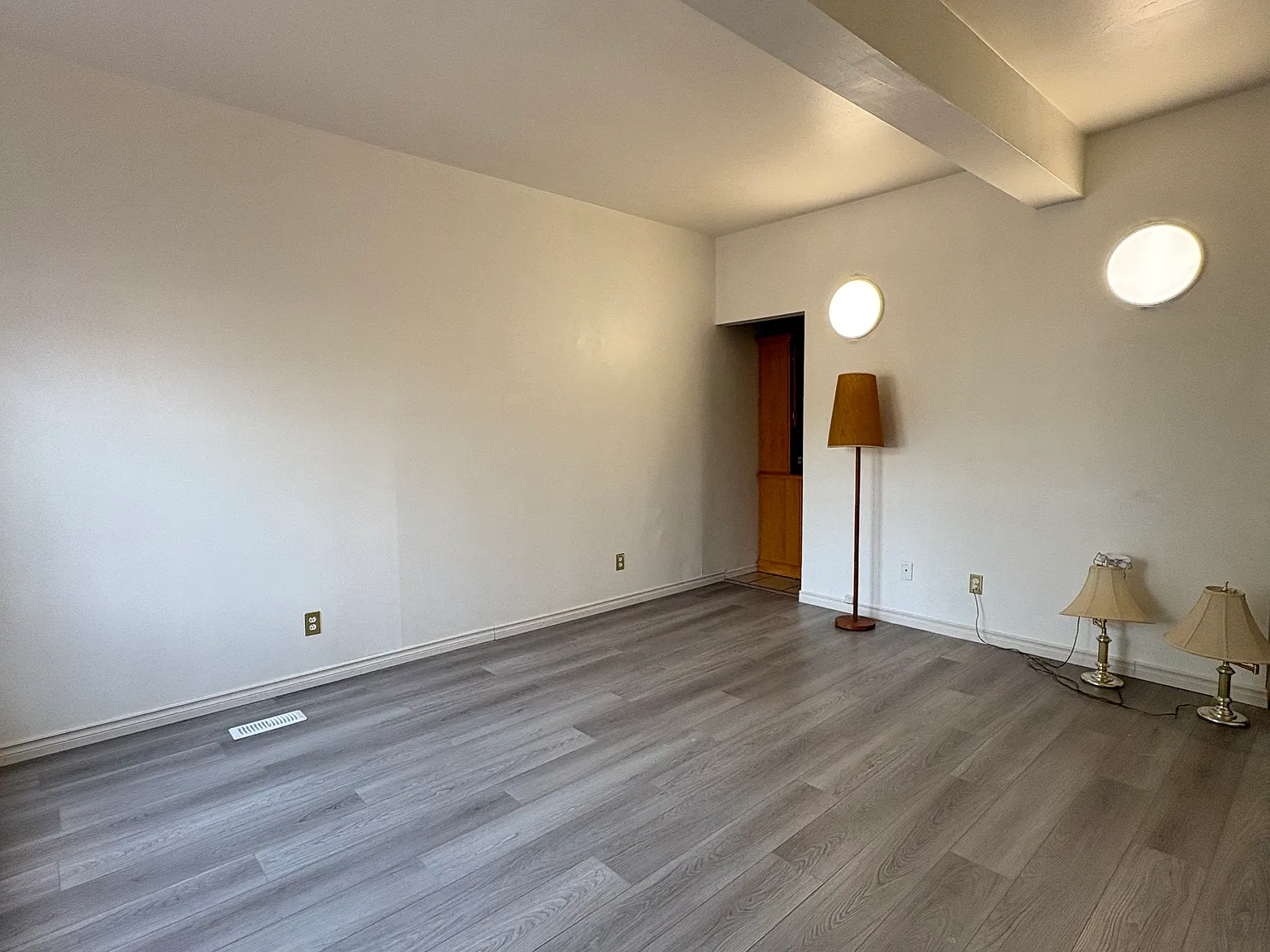 890 Home Street - A (main floor) — Photo 3