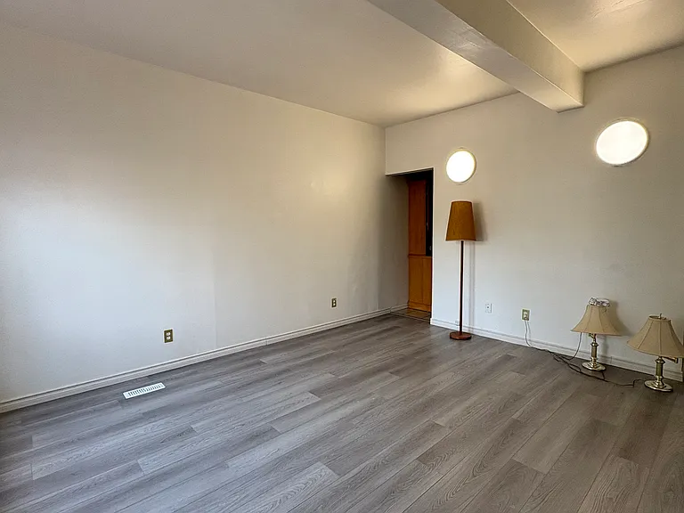 890 Home St — Photo 3