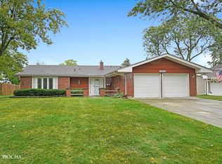 23W234 Woodcroft Dr, Glen Ellyn, IL 60137