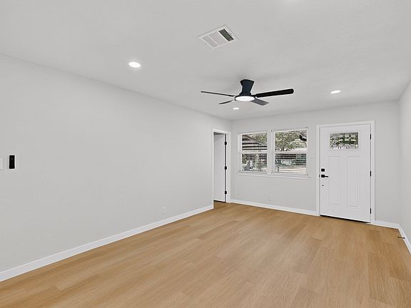 5th image of 206 W Ridgewood Dr