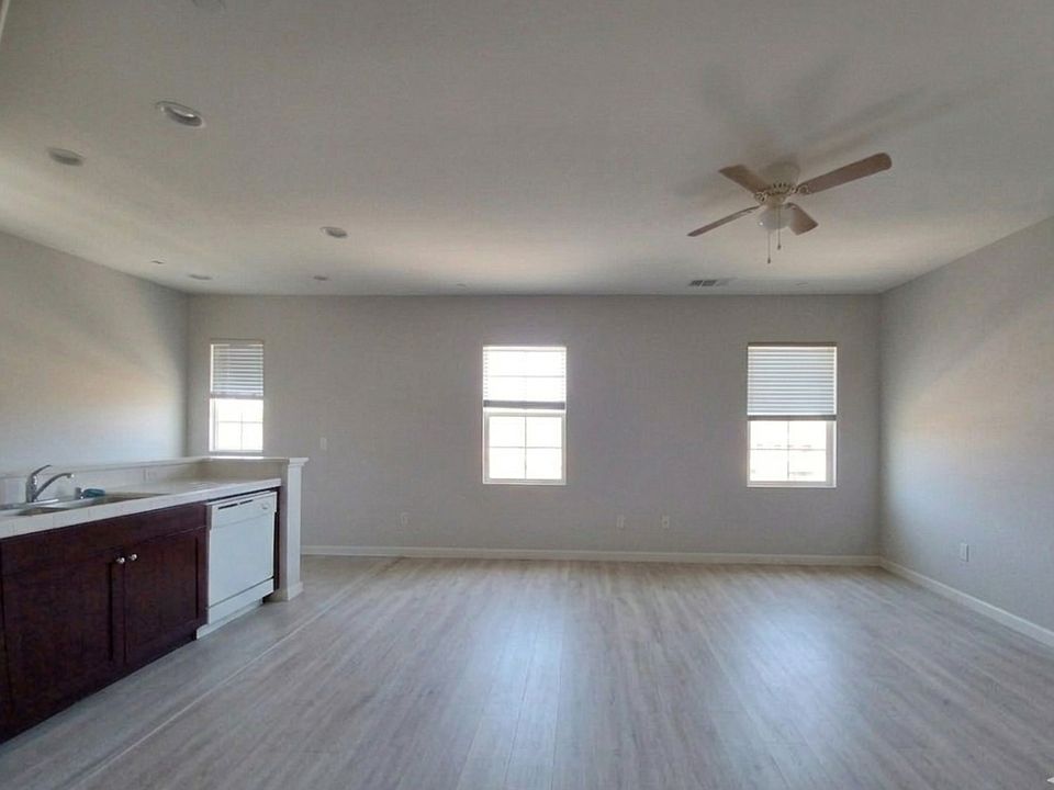 1st image of 743 Periwinkle Ave
