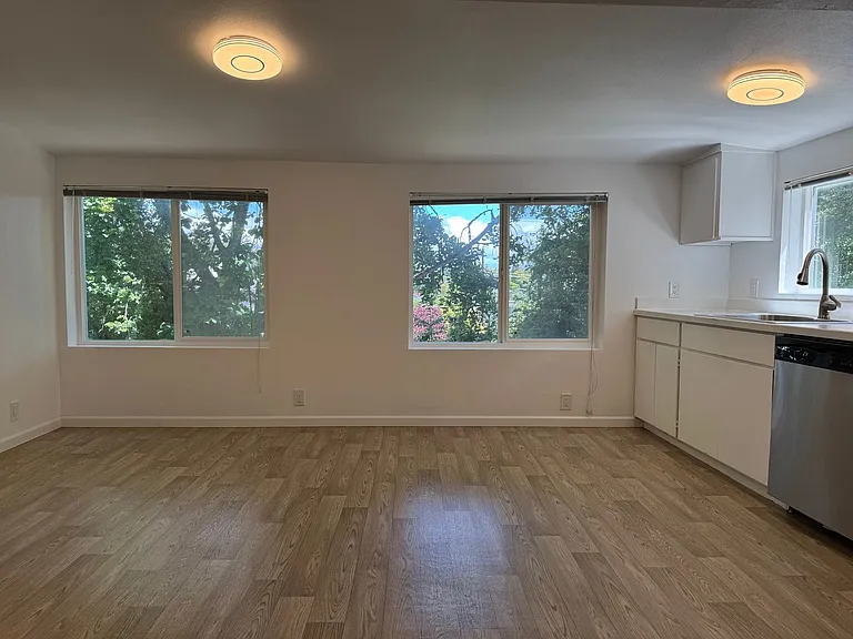 5536 38th Ave NE — Photo 3