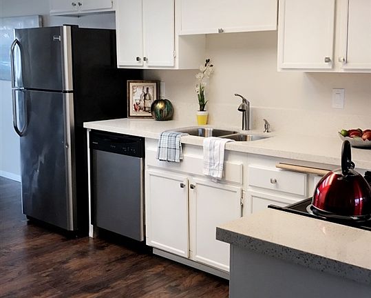 3rd image of 569 East St