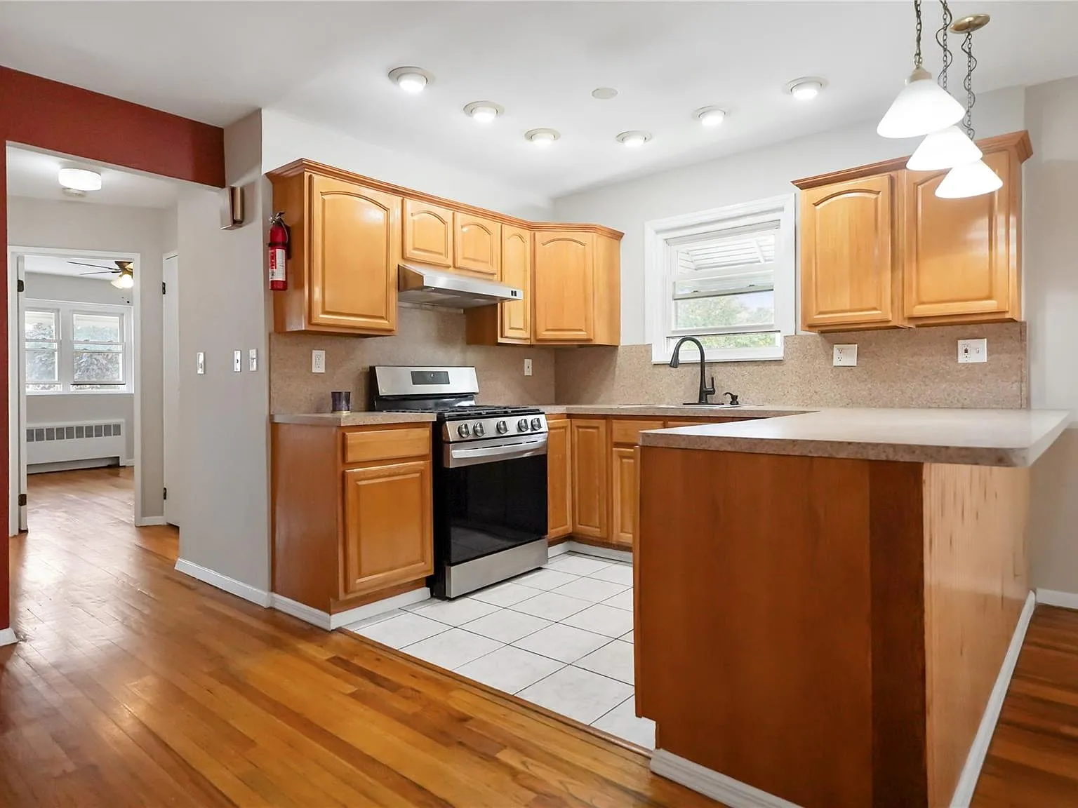 3 bed, 1.0 bath, 950 sqft, $3,200 — Photo 3
