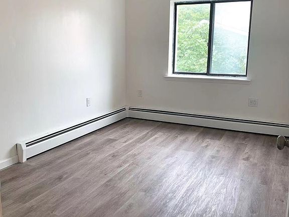 3rd image of 950 Clarence Ave #1