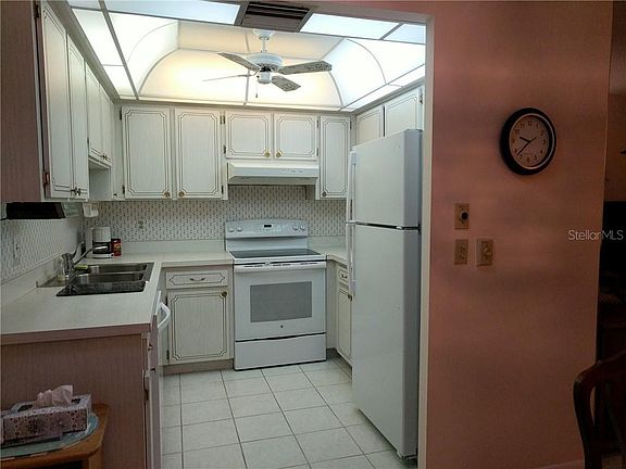 5th image of 2828 Sherbrooke Ln APT A