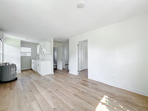 2nd image of 844 Tyler St