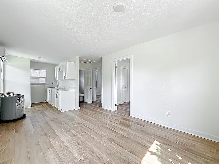 844 Tyler St — Photo 3