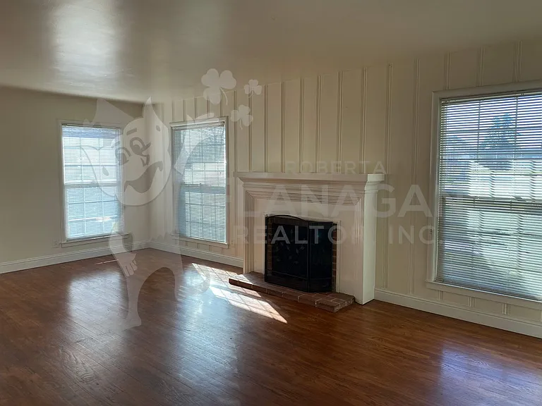 745 E 20th St — Photo 3