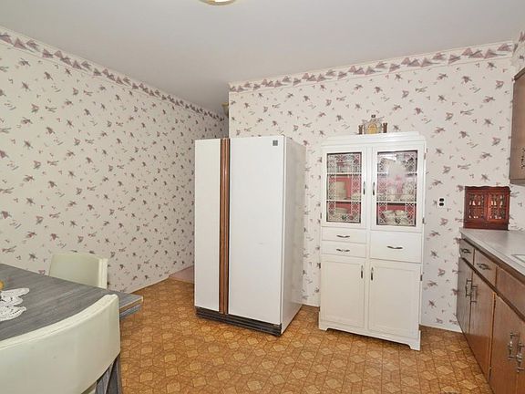4th image of 76 Dennis St