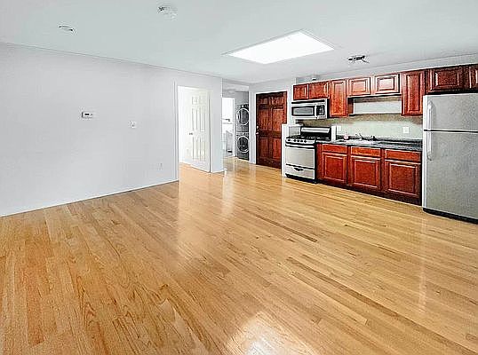 1st image of 164 Putnam Ave #3