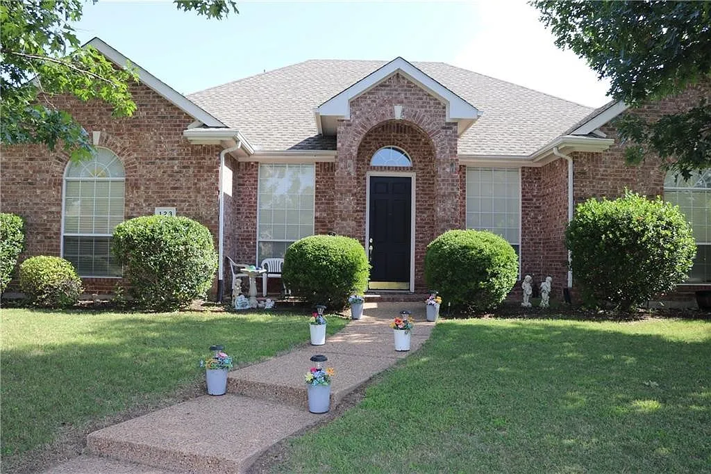 Spacious 4 bedroom home in Murphy! — Photo 1