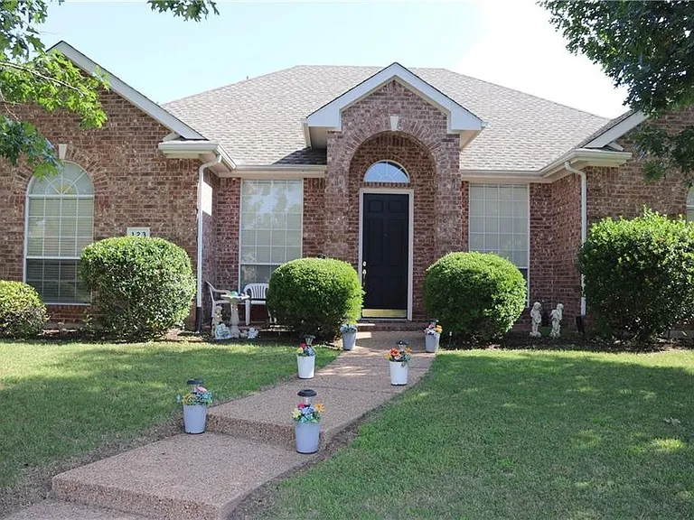 123 Hillcrest Dr — Photo 1