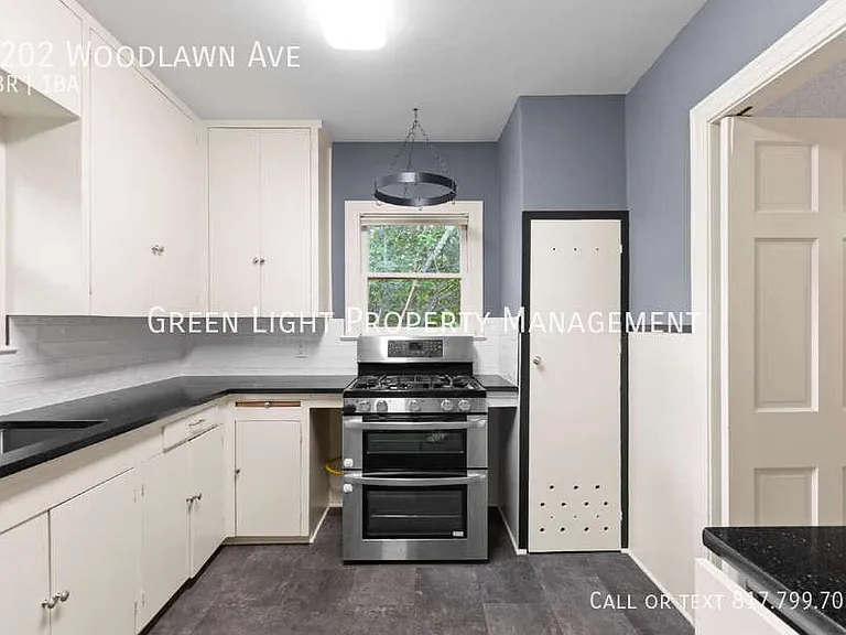 1202 Woodlawn Ave — Photo 10
