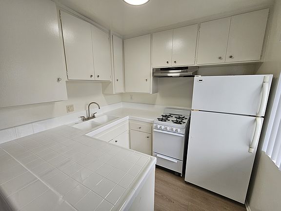 5th image of 3252 Fay Ave