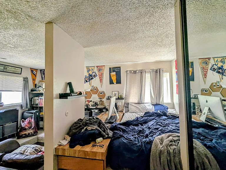 913 Michigan St — Photo 4