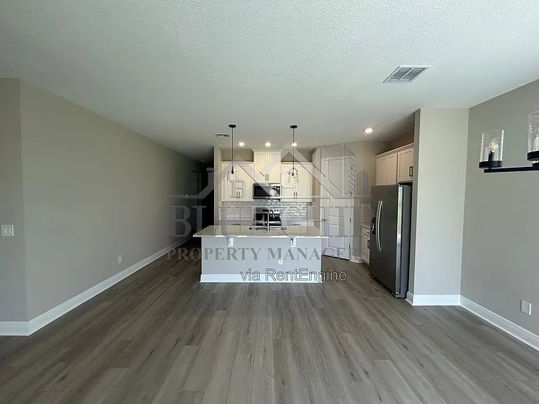 1008 British Cir — Photo 8