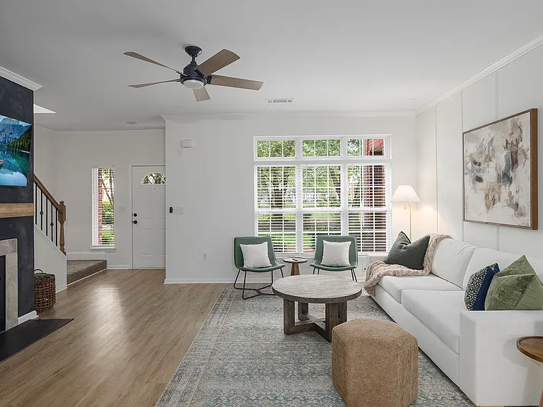 1123 Central Park Cir — Photo 1