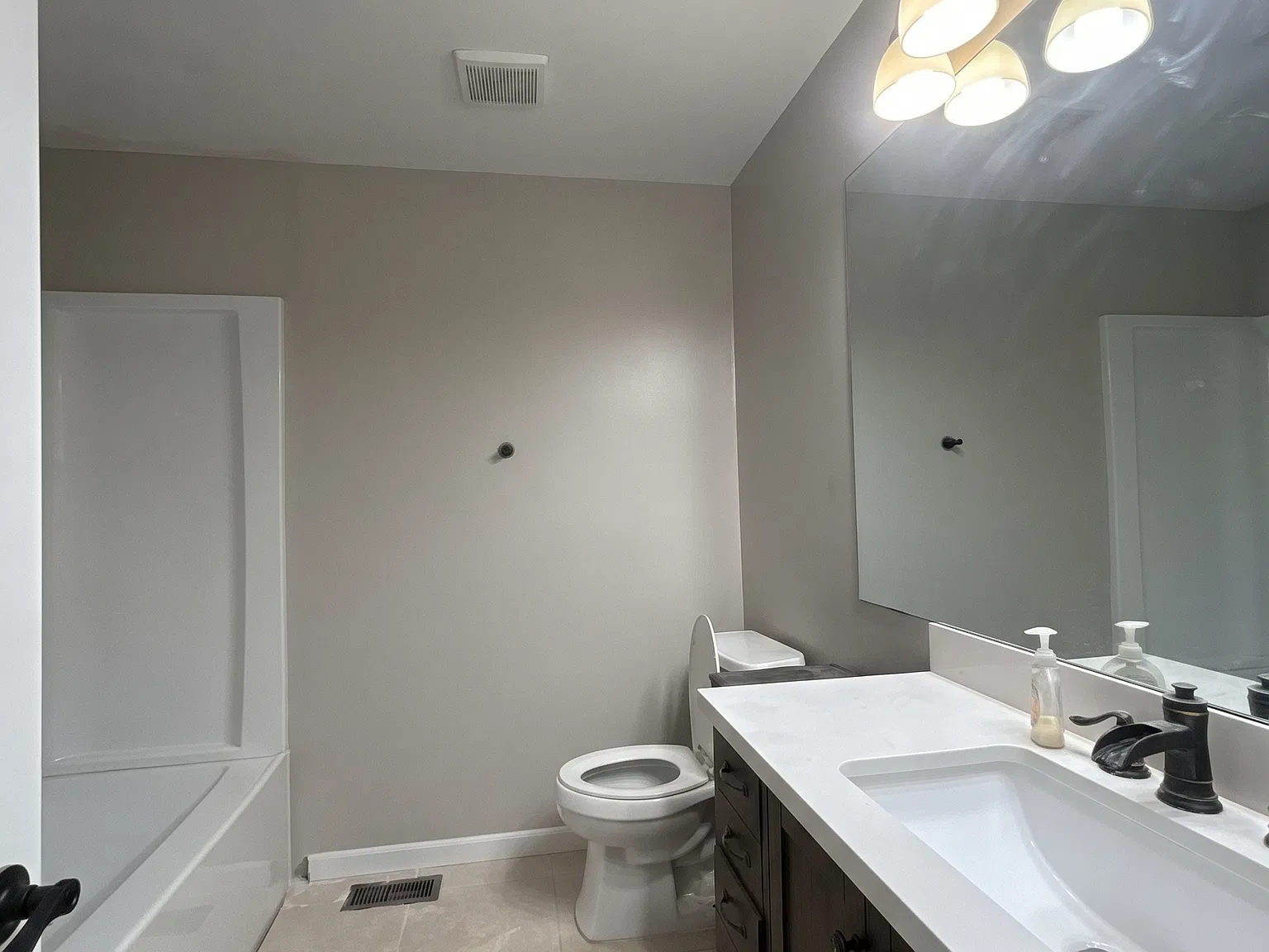 2 bed, 1.5 bath, 1100 sqft, $1,900 — Photo 3
