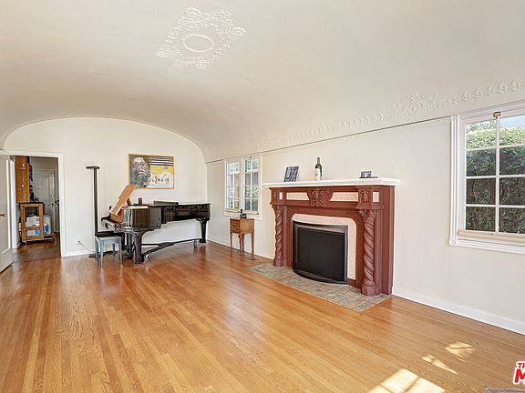 5th image of 1553 N Genesee Ave