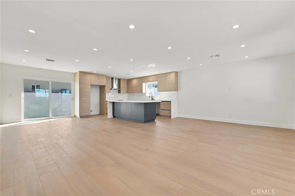 3 bed, 3.5 bath, 1590 sqft, $5,450 — Photo 4