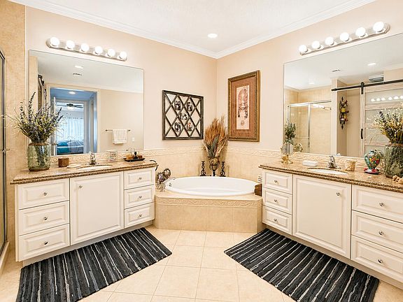 5th image of 37 Harbour Isle Dr #101