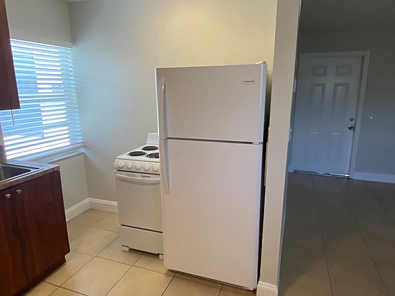 3rd image of 605 N Federal Hwy #11265196