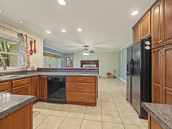 3rd image of 1902 Robinhood Rd