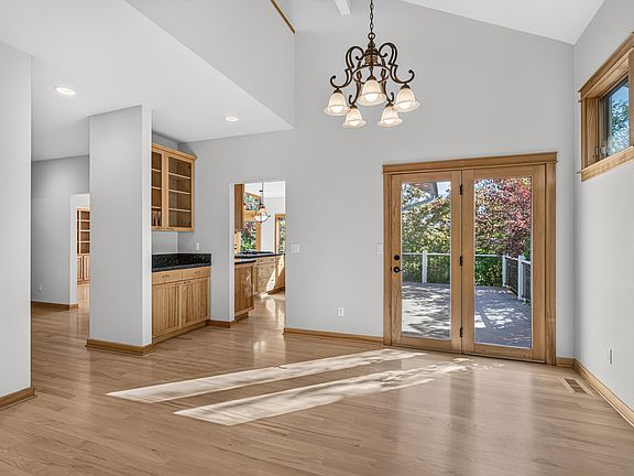 5th image of 602 Ashland St