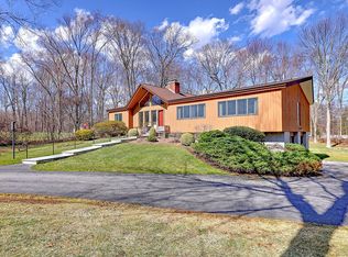 11 Fraser Dr, Woodbridge, CT 06525
