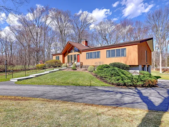 11 Fraser Drive, Woodbridge, CT 06525