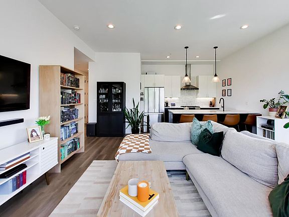 5th image of 2423 W Fullerton Ave #3F