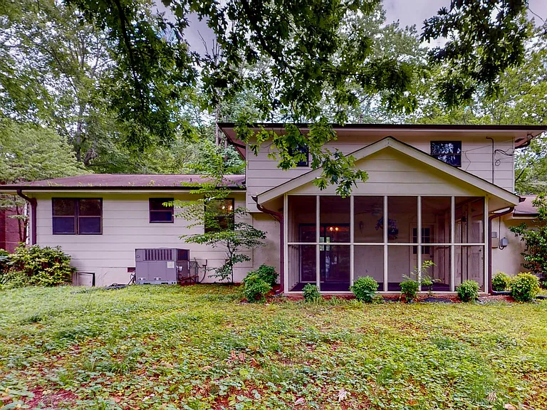 916 Huntington Cir — Photo 7