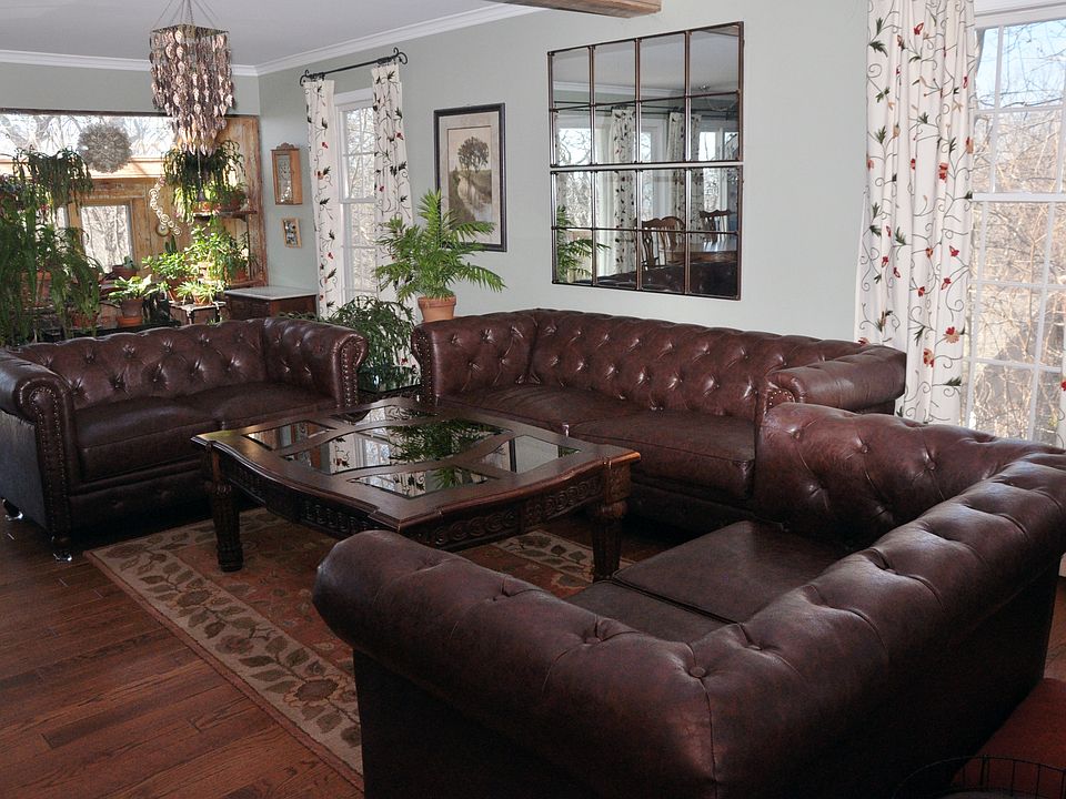 Living room right side.