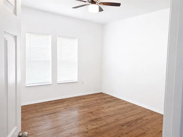 10121 Evanston Ln — Photo 7