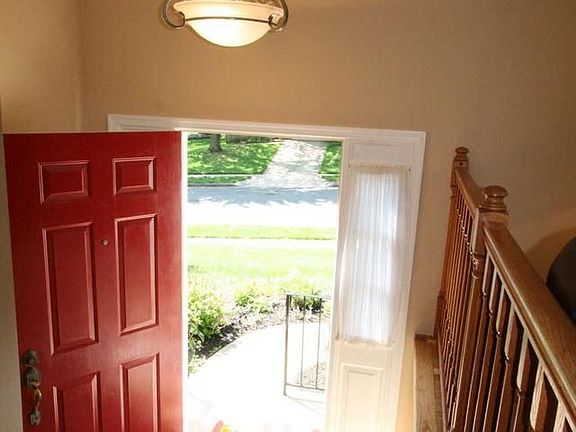 3rd image of 10024 Llewellyn Ct