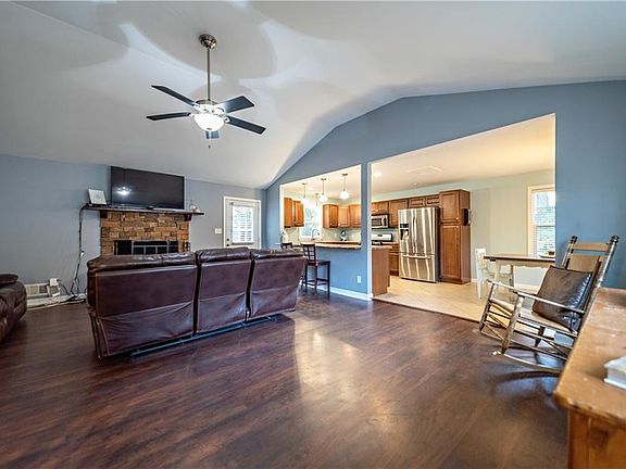 3rd image of 205 Thrasher Ln
