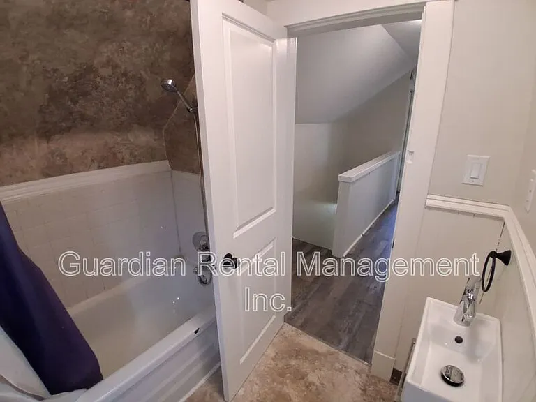 623 Vickers St N #4 — Photo 3