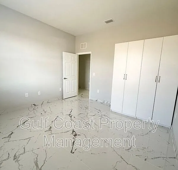 2216 NE 10th Pl — Photo 15